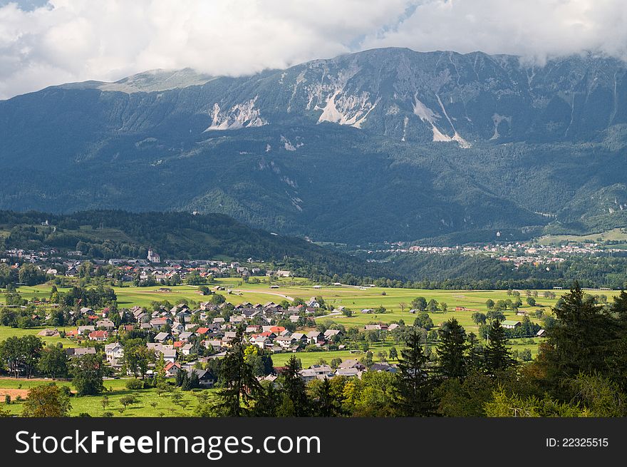 The photo shows a landscape of alpine spaces. The photo shows a landscape of alpine spaces