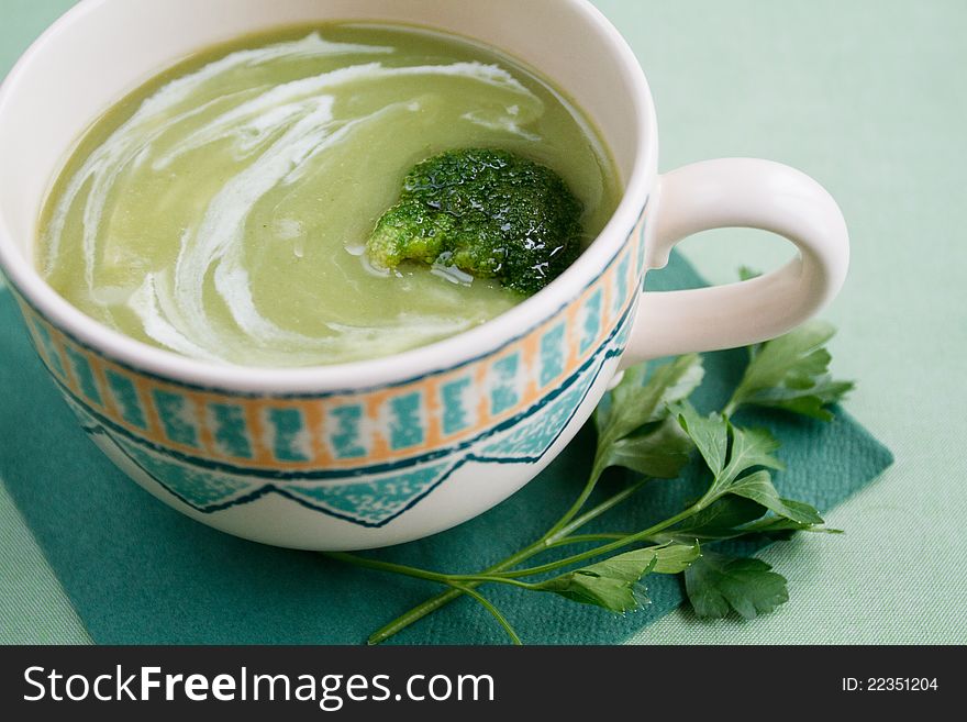 Creamy broccoli soup with parsley