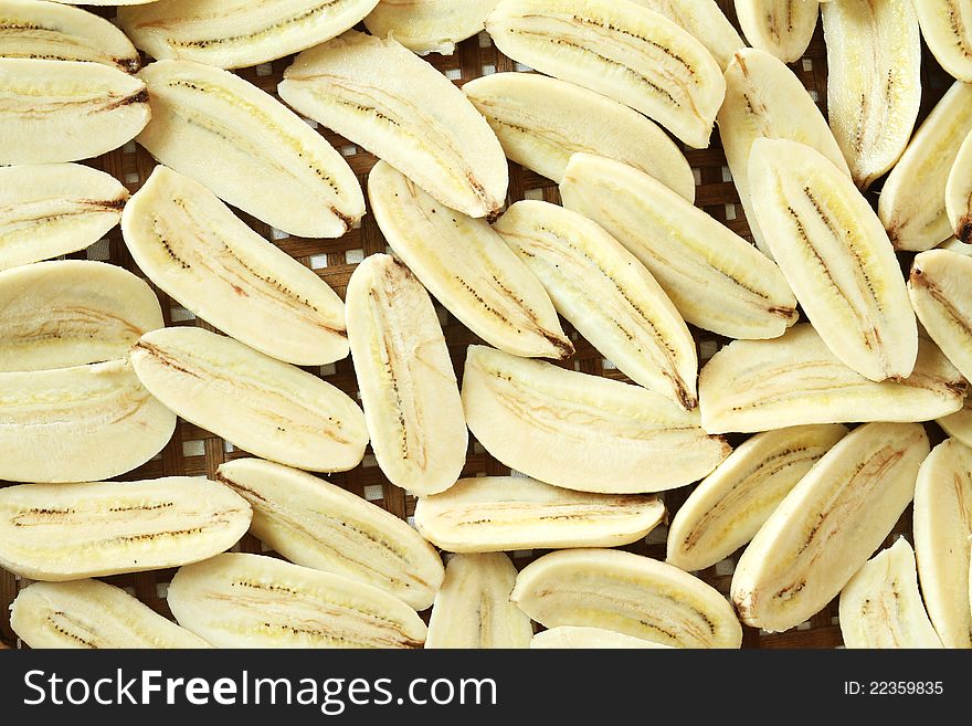 Half sliced bananas in threshing basket