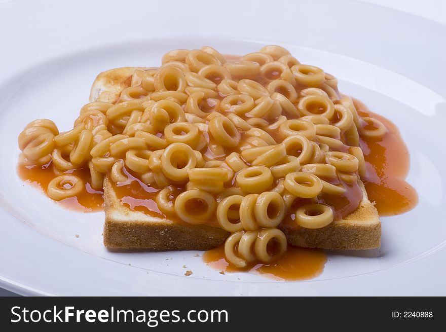 A plate of spaghetti hoops on toast