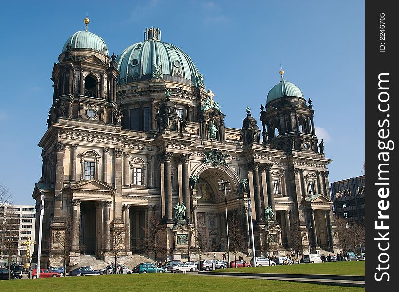 A front view of the Berliner Dom on an early spring day.