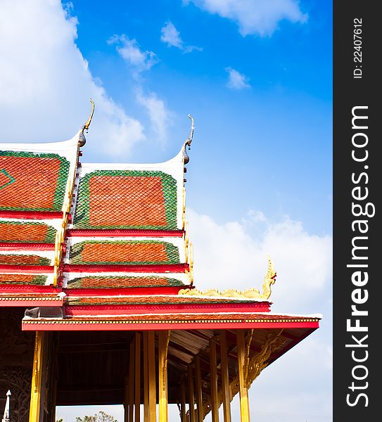 Roof Temples in Thailand are very beautiful sculptures. Roof Temples in Thailand are very beautiful sculptures.