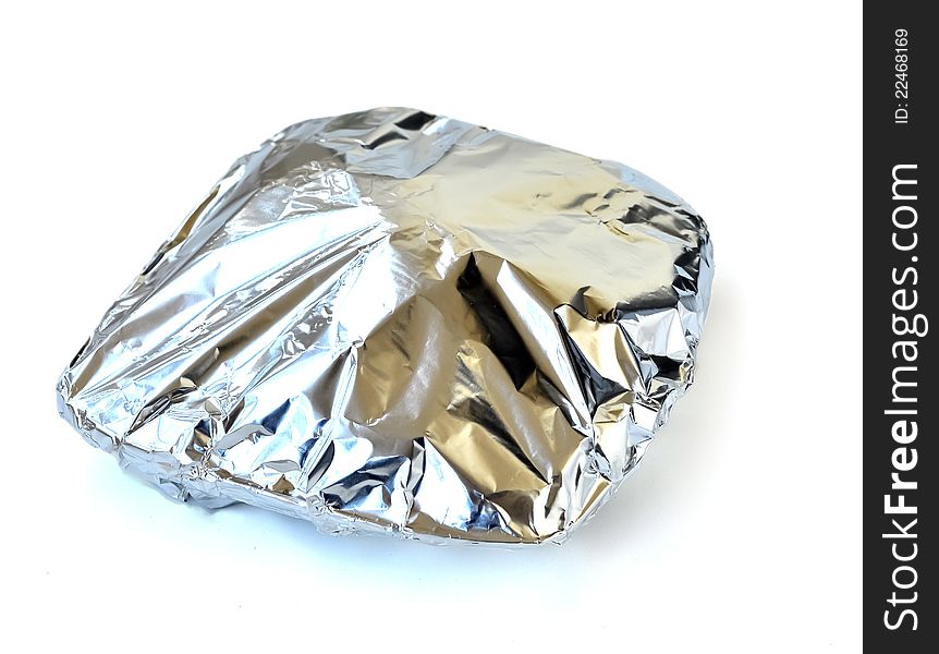 A plate wrapped with aluminum foil for preserving or baking food in an oven. A plate wrapped with aluminum foil for preserving or baking food in an oven