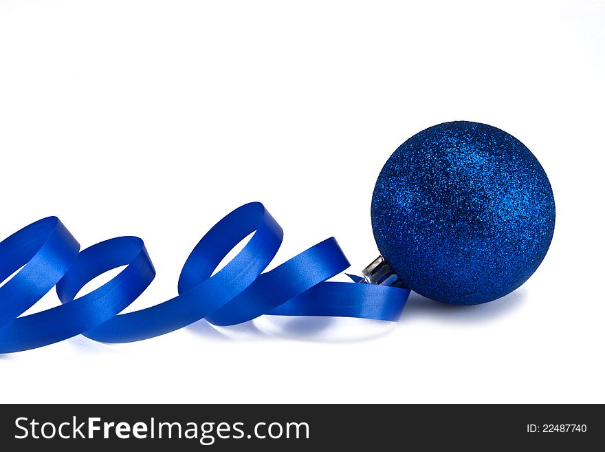 Photo New Year's dark blue sphere with a ribbon