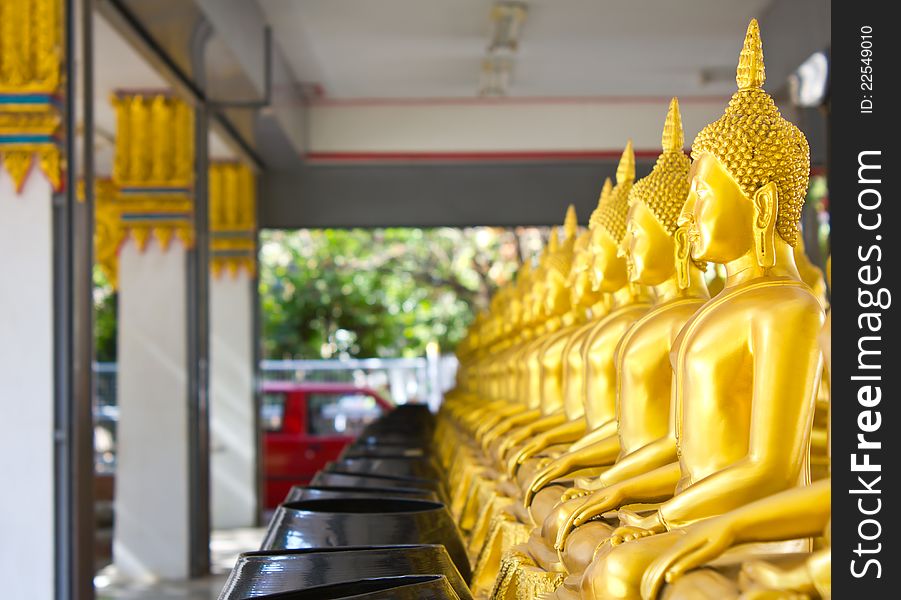 Row of Buddha statue and bowl donation, which is close to the poles. Row of Buddha statue and bowl donation, which is close to the poles.