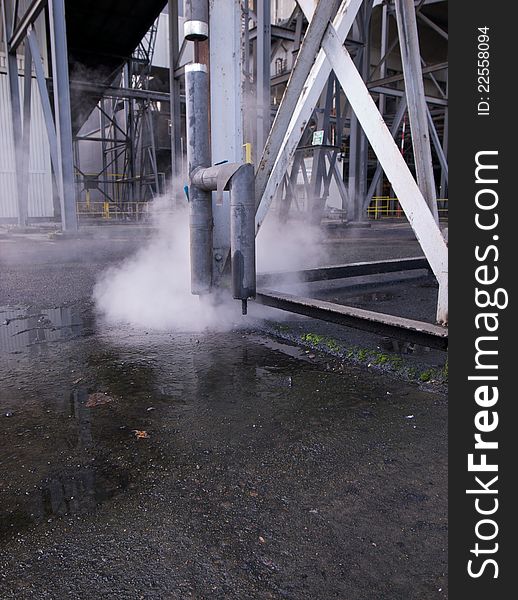 Steam pipe overflow valve in a power station