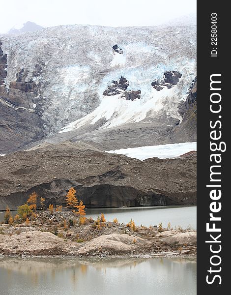 Midui Glacier was ranked by China National Geography Magazine as one of the top six most beautiful glaciers in China. But it is vanishing as the result of global warming.