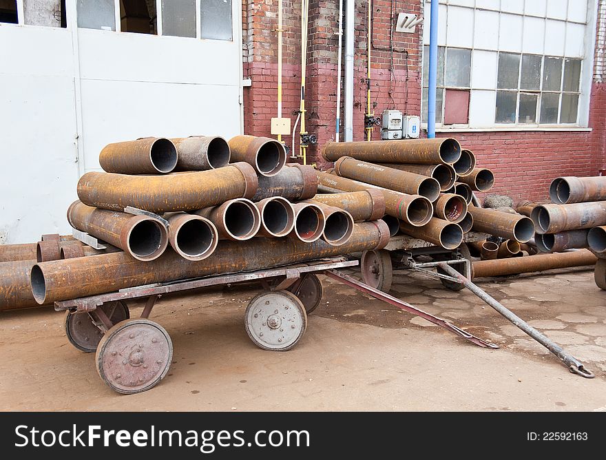 Platform on wheels and pipes - Shipyard of Gdansk. Platform on wheels and pipes - Shipyard of Gdansk.