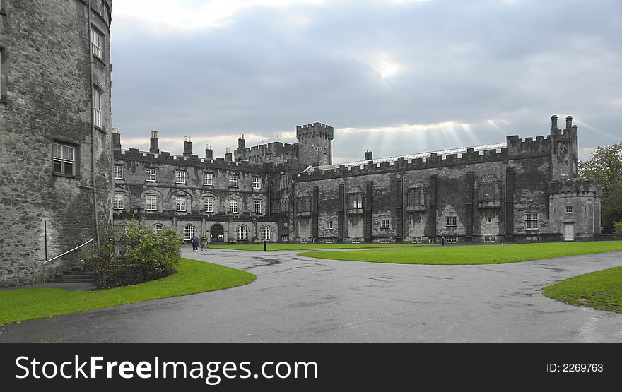 A stroll among the plants and greenery of the castle grounds shows the beauty of the area and of the castle