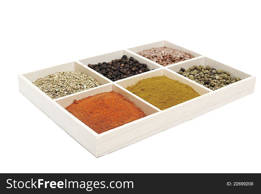 Six spices in a wooden square split jar