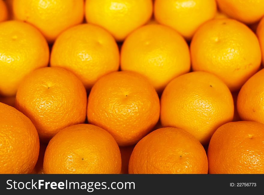 Pile of bright ripe oranges at the farmers market. Pile of bright ripe oranges at the farmers market