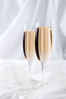Two Glasses Of Champagne Royalty Free Stock Images Two Glasses Of Champagne Royalty Free Stock Images