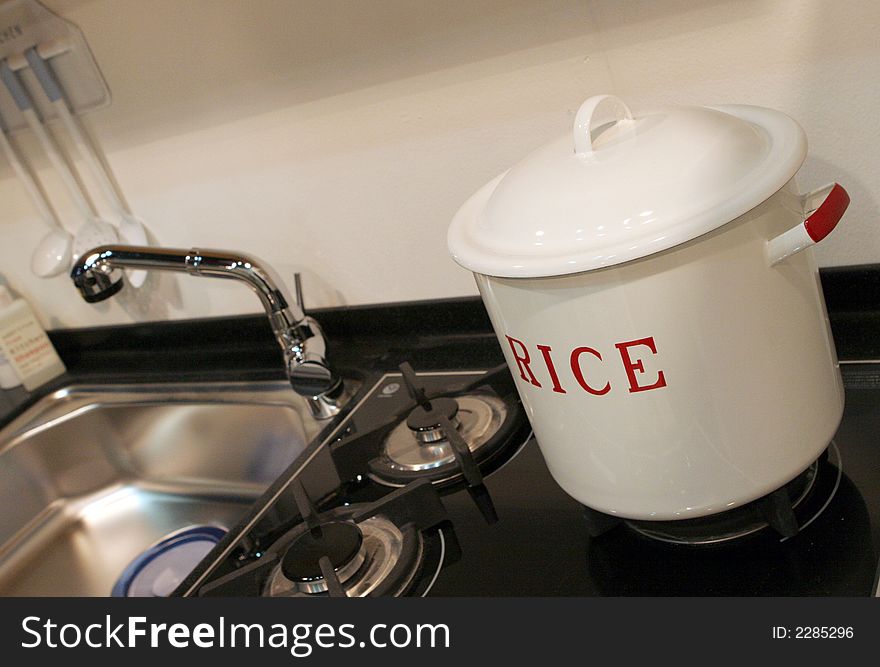 Rice pot on the stove - home interiors