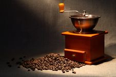 Coffee Grinder And Beans Royalty Free Stock Photography Coffee Grinder And Beans Royalty Free Stock Photography