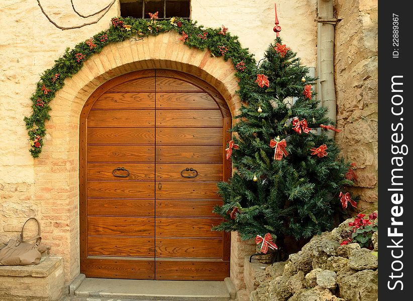 Wooden door in Spello with a christmas tree