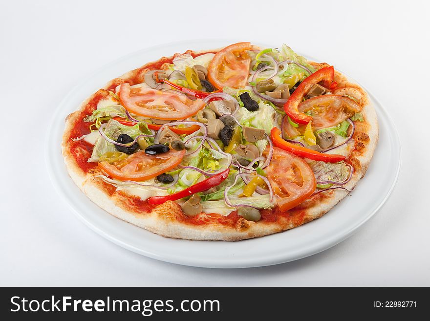 Pizza with mushrooms, bellpepper and olives