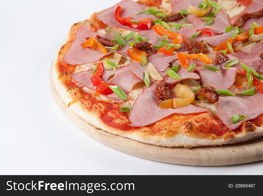 Colorful fresh pizza with ham and pepper