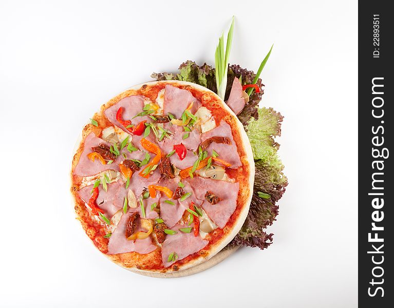 Colorful fresh pizza with ham and pepper