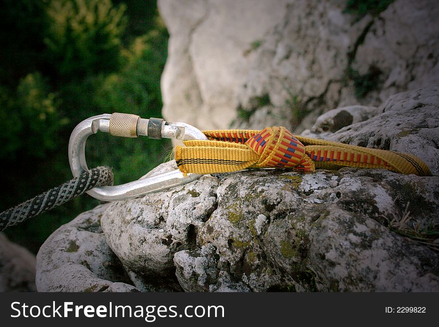 Carabiner which protect a climbing