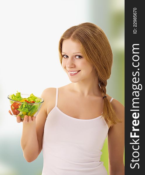 Beautiful young woman with vegetarian salad