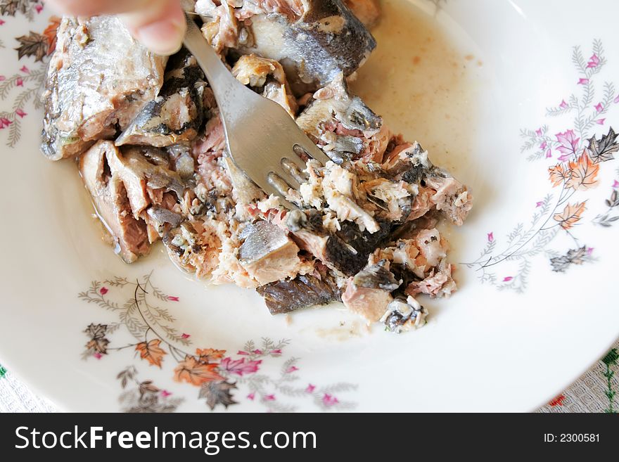 Preparation of salad from canned fish in a plate