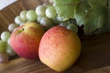Fresh Apples With Grapes Royalty Free Stock Photos Fresh Apples With Grapes Royalty Free Stock Photos