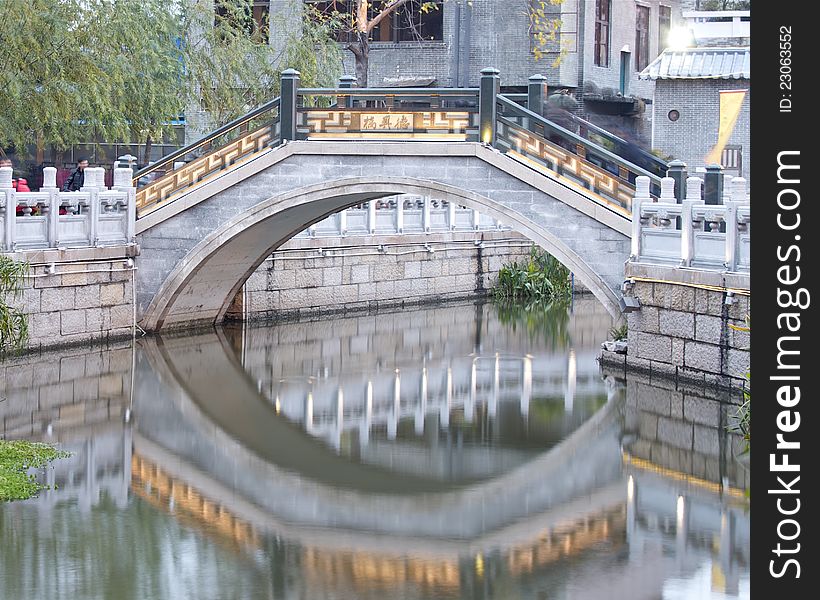 This is a small footbridge, it is located in Liwan Village in Guangzhou, China. This is a small footbridge, it is located in Liwan Village in Guangzhou, China.