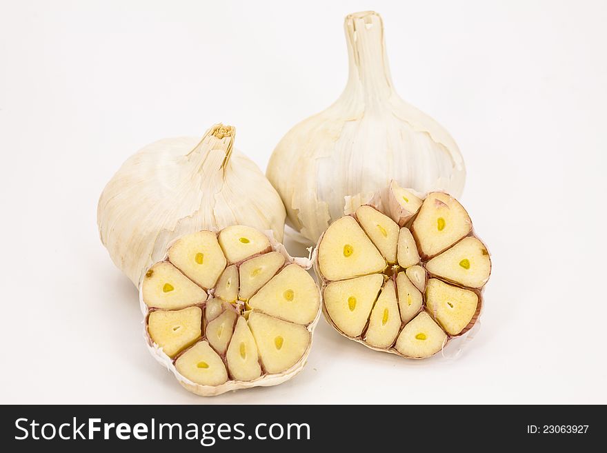 Dried garlic and one of them cut in half