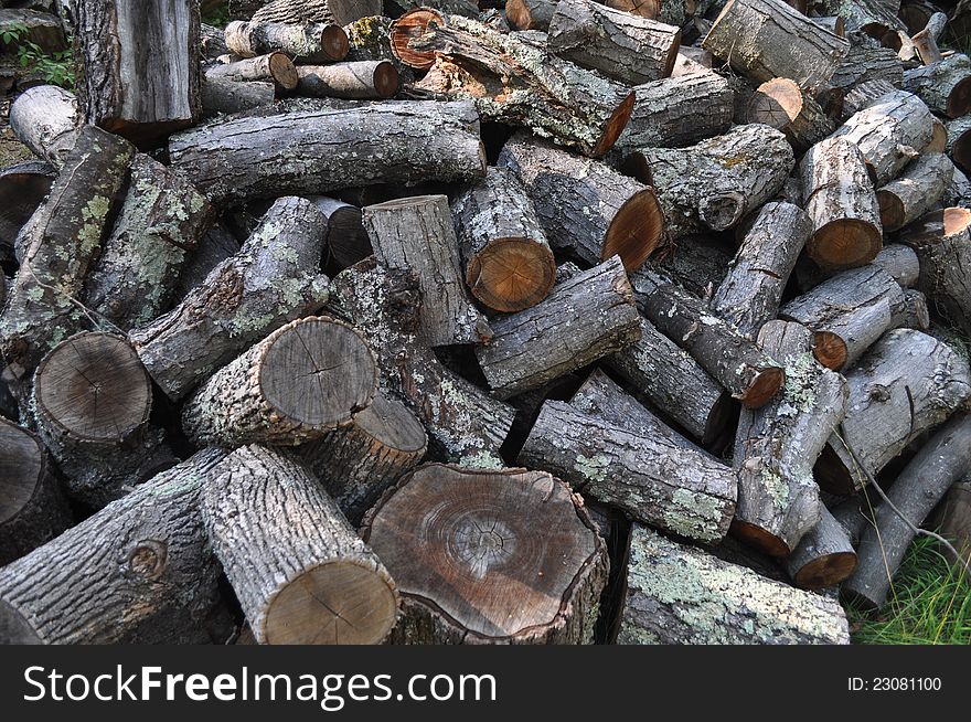 A mess of wood waiting for a good fire.