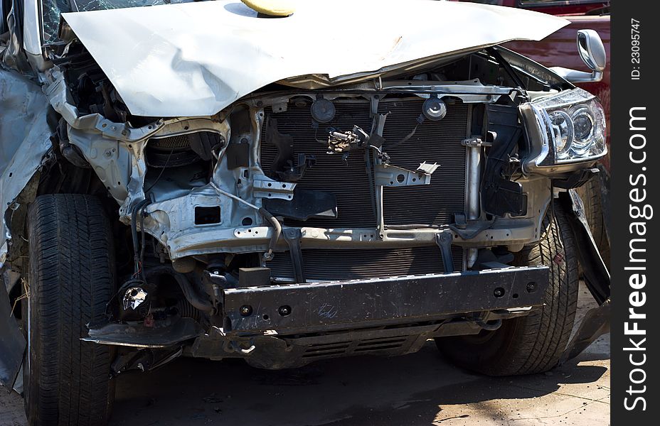 Damage to the car park of the accident for repair. Damage to the car park of the accident for repair.