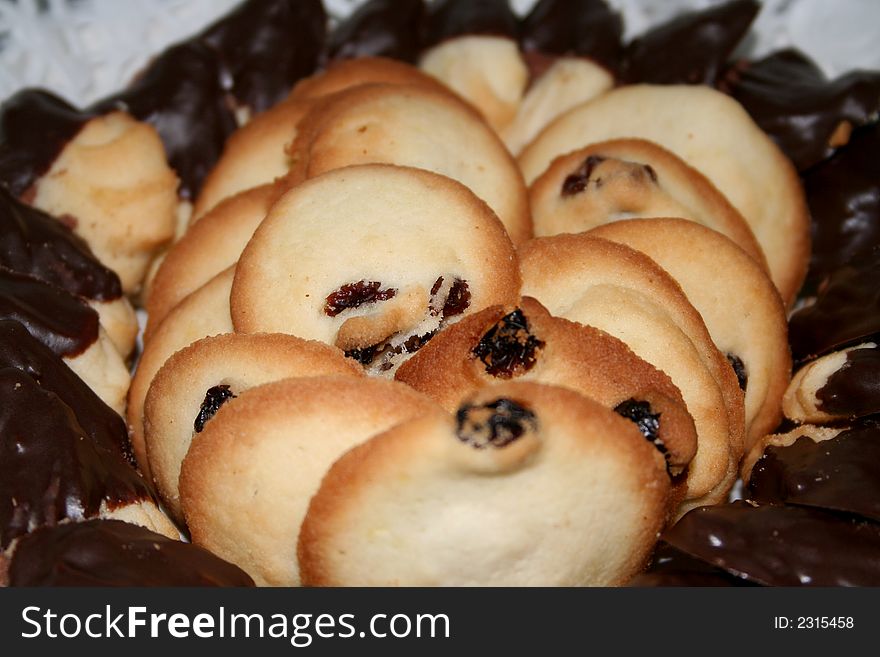 Choco cakes on a round plate