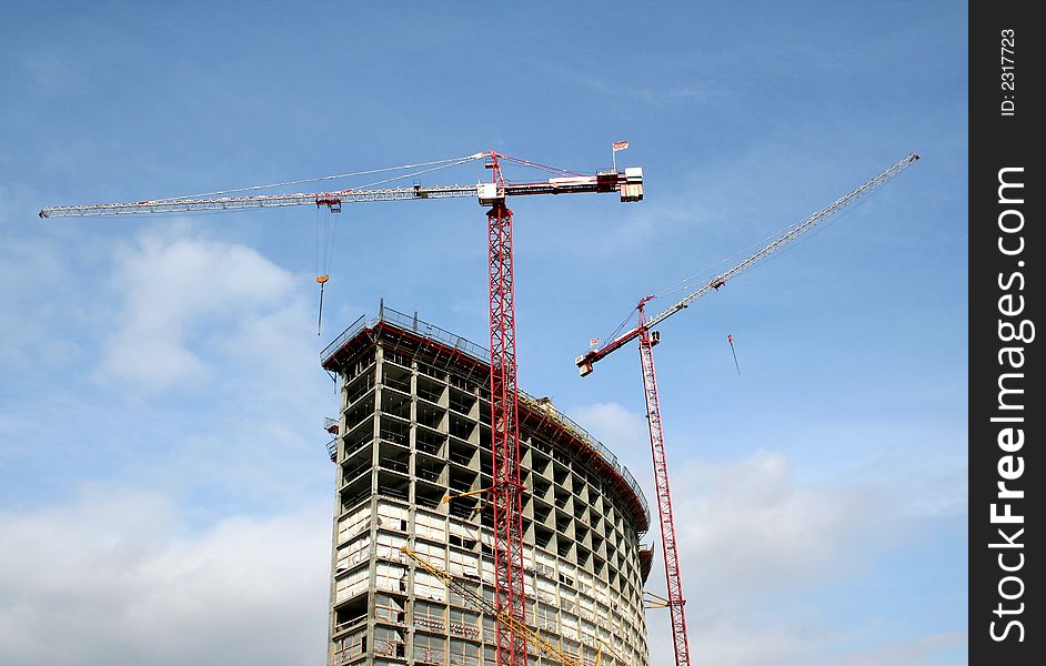 Tower cranes and the building under construction