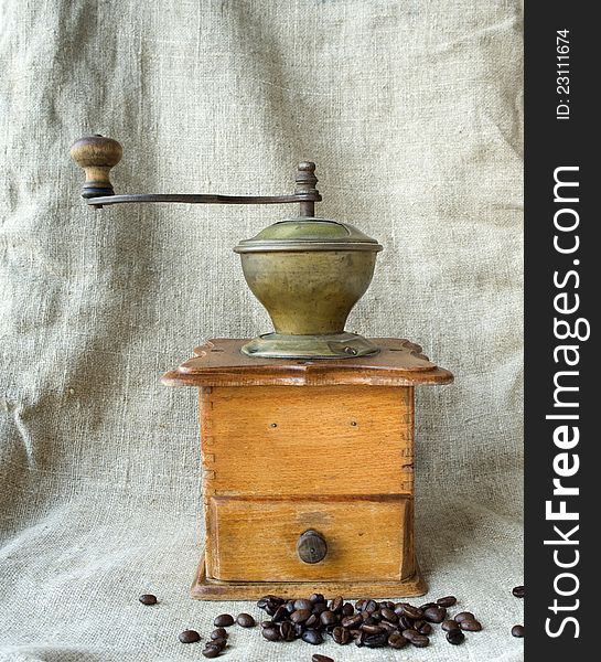 Ancient coffee grinder and the coffee grains