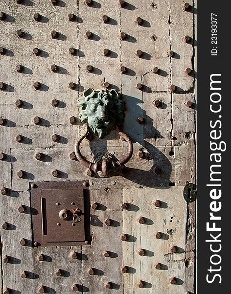 The door to the keep at Leeds Castle, with lion head door knocker and peephole. The door to the keep at Leeds Castle, with lion head door knocker and peephole