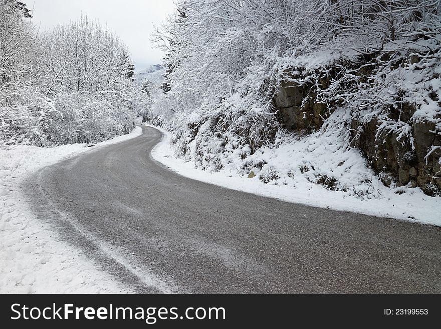 A curve in the mountains during winter