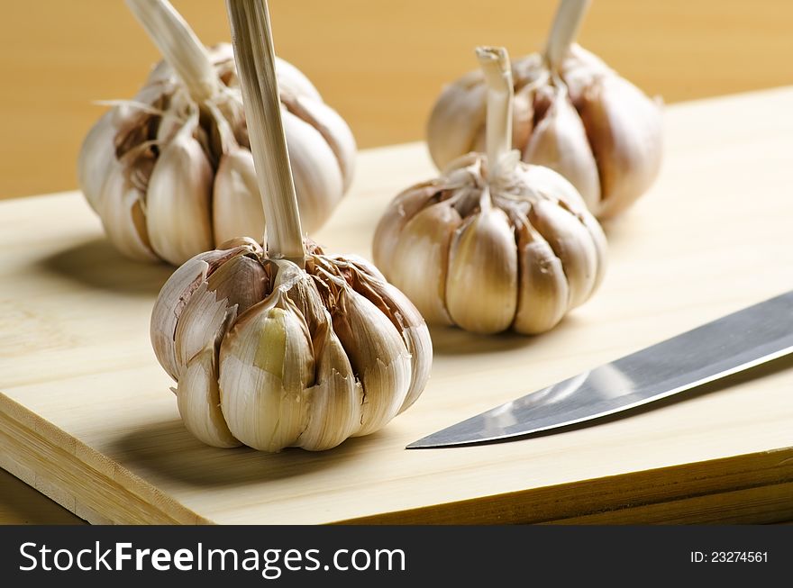 4 clusters of garlic and knife. 4 clusters of garlic and knife