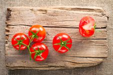 Tomatoes On Wooden Cutting Board Royalty Free Stock Photos Tomatoes On Wooden Cutting Board Royalty Free Stock Photos