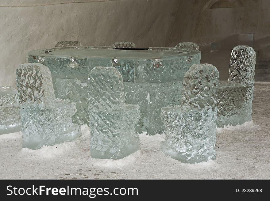 Scluptua an ice tables and chairs