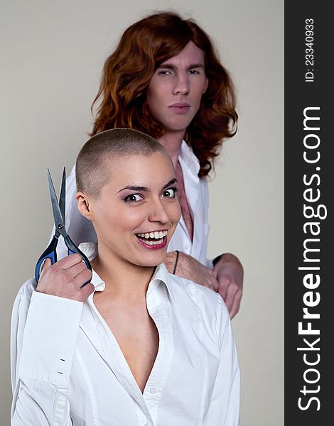 Woman without hair to cut her man. Woman without hair to cut her man