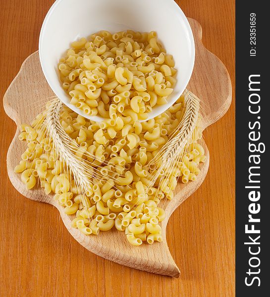 Wheat yellow noodles poured from the plates