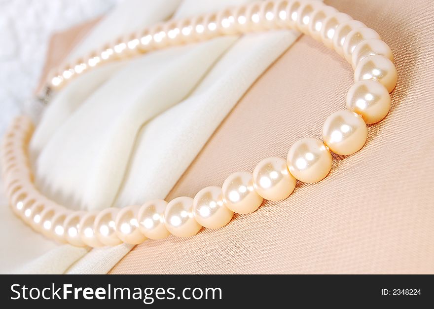 Elegant pearl necklace, high resolution photo