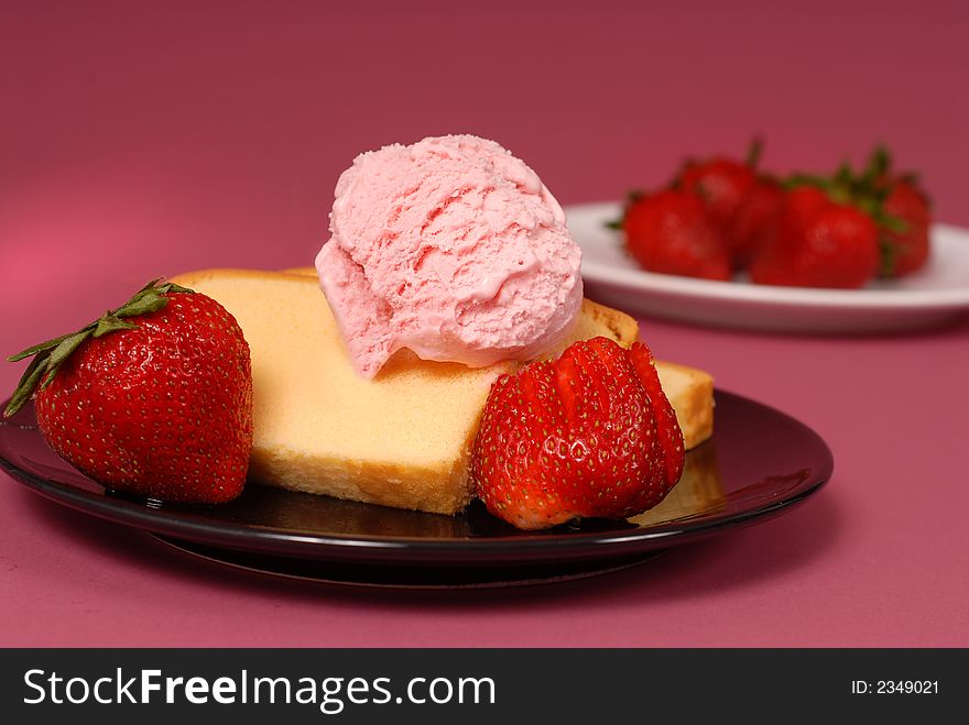 Slices of pound cake with strawberries and strawberry ice cream