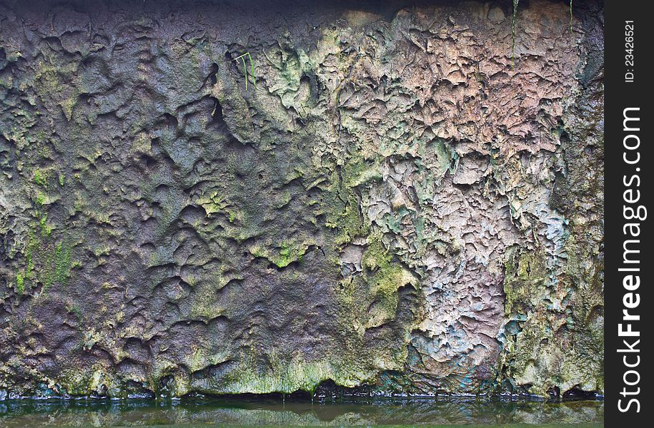 Algae stains from dirty water to flow through the wall. Algae stains from dirty water to flow through the wall.