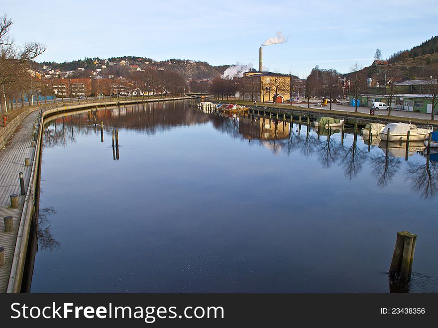 Tista river flows through Halden city and divides the city into two, one north side and south side. Tista river flows through Halden city and divides the city into two, one north side and south side.