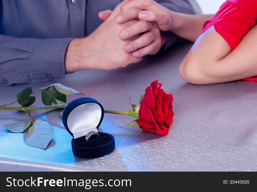 Ring of roses, the couple at the table