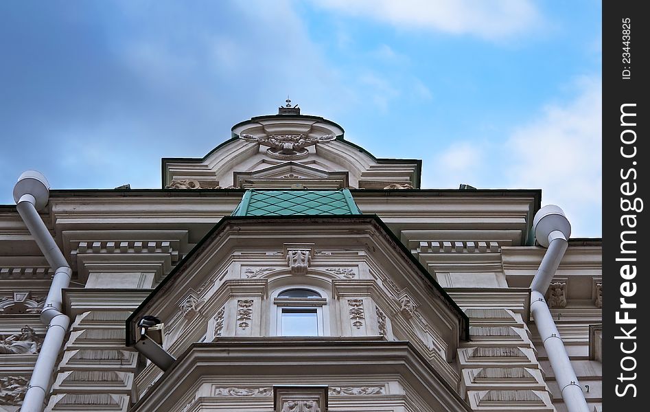 In the center of the building are sometimes found in the style of Russian baroque. They are richly decorated with stucco work and have prazdnechny look.