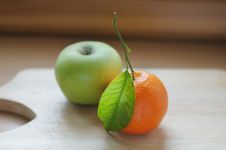 Tangerine And Green Apple Royalty Free Stock Photography Tangerine And Green Apple Royalty Free Stock Photography