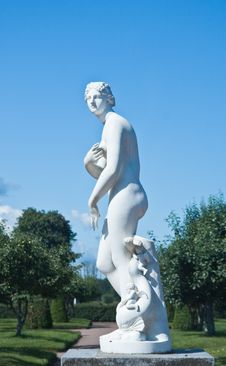Peterhof. Lower Park. Sculpture Of Venus. Russia Royalty Free Stock Photos Peterhof. Lower Park. Sculpture Of Venus. Russia Royalty Free Stock Photos