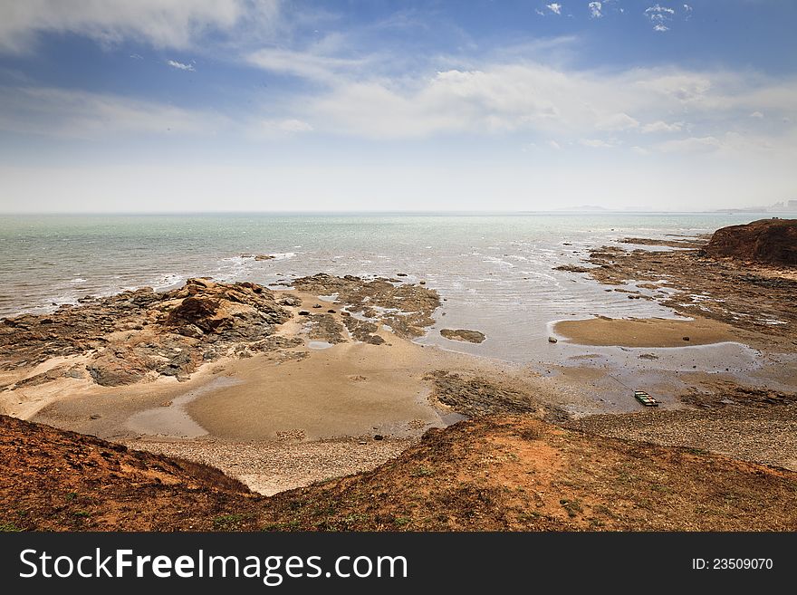 With the tide ebbing, rocks appeared on the beach of Baishawan, Jinzhou, northeast China. With the tide ebbing, rocks appeared on the beach of Baishawan, Jinzhou, northeast China.