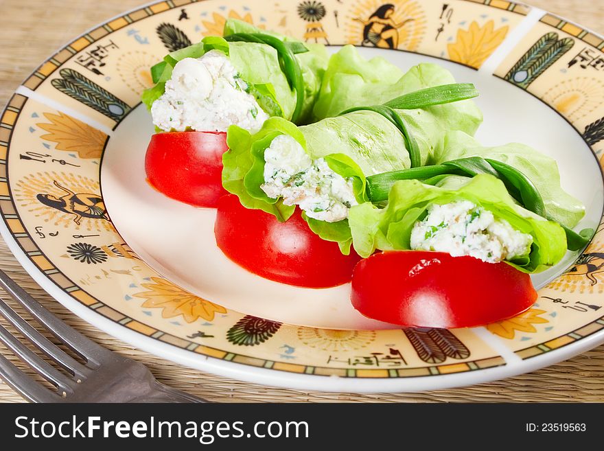 Tasty snack: lettuce stuffed with cheese